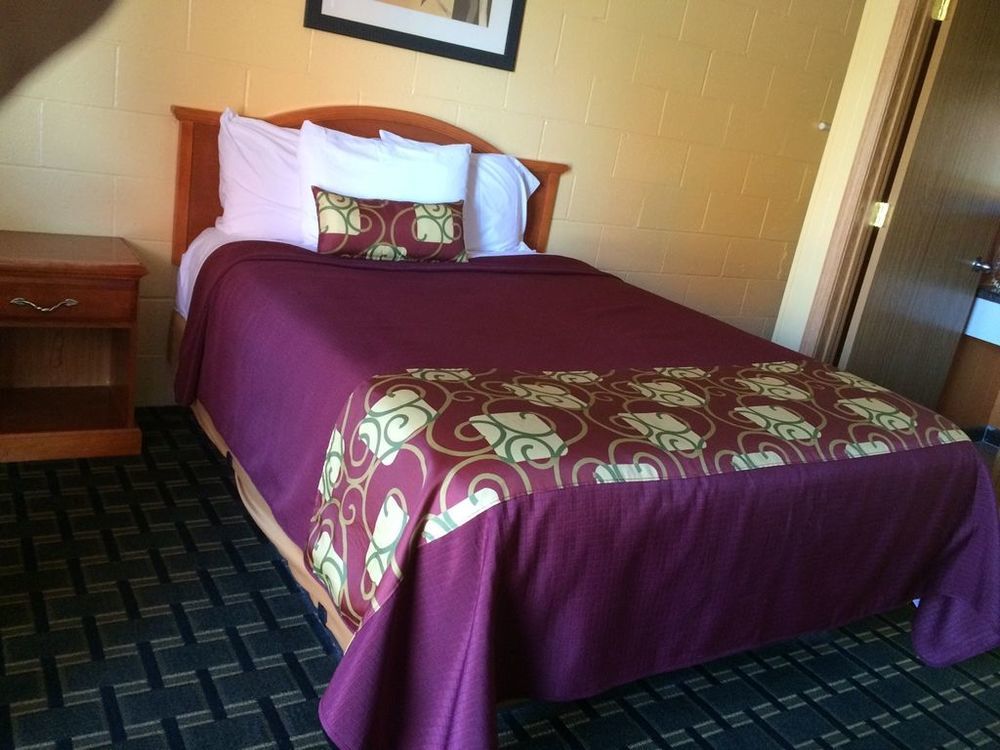 Sleep-Ees Inn, Saginaw & Frankenmuth Szoba fotó
